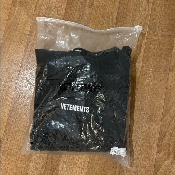 Vetements Hoodie Brand New - Black - Picture 4 of 5